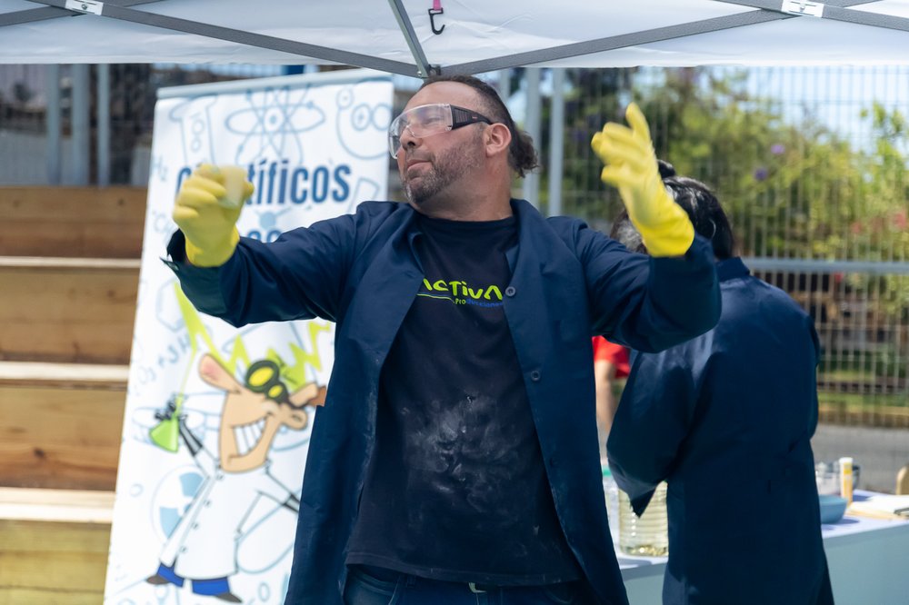 Cientifico loco en accion con reaccion quimica