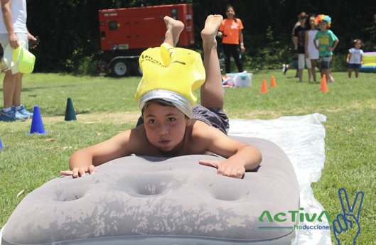 Nino en colchoneta inflable de pool party