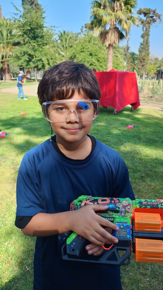 Nino con pistola XShot y lentes de proteccion