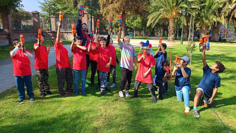 Ninos jugando XShot Nerf Kids
